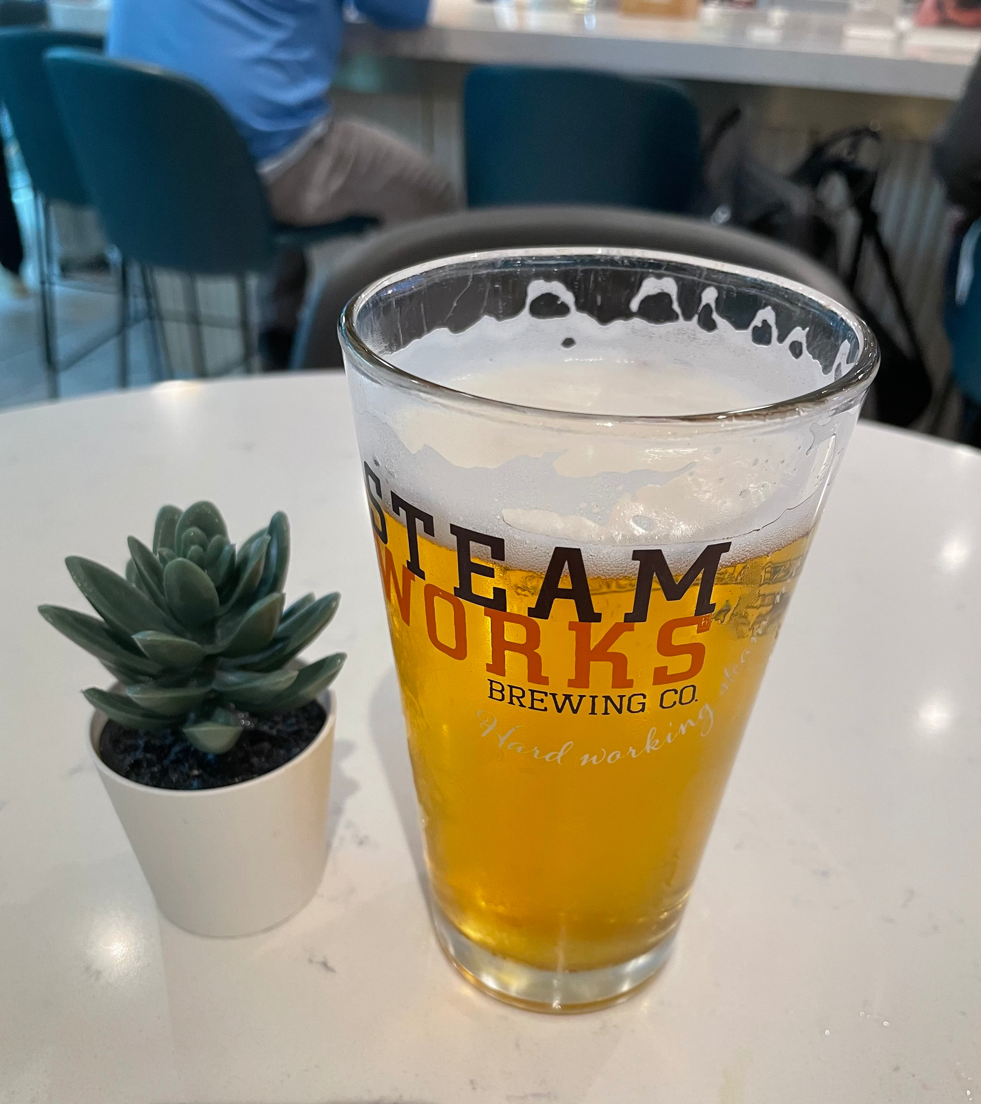 下午两点后人少了，再来一杯 Steamworks