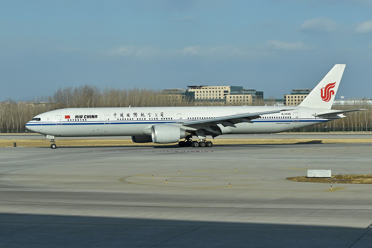国航波音 777-300ER B-1430 执飞 CA992 抵达北京