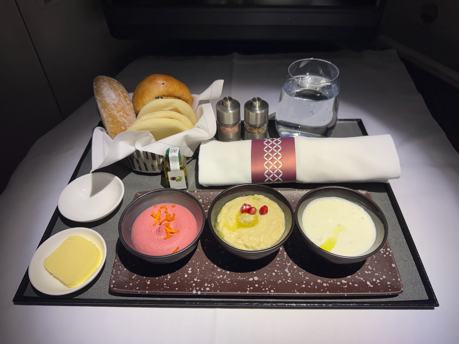 凌晨3点半的惊艳晚餐：卡塔尔航空787-8多哈—德里商务舱体验