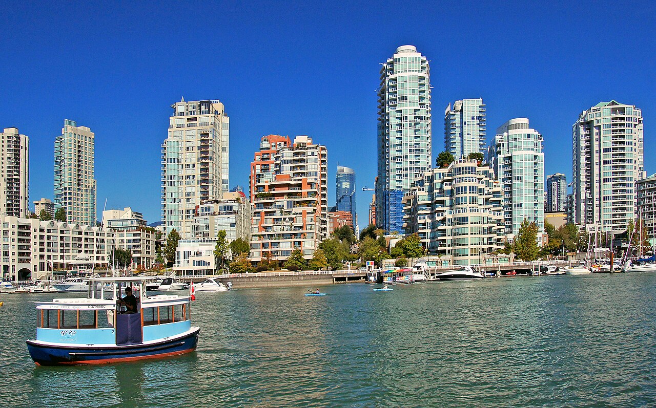 温哥华 False Creek 沿岸的公寓楼群