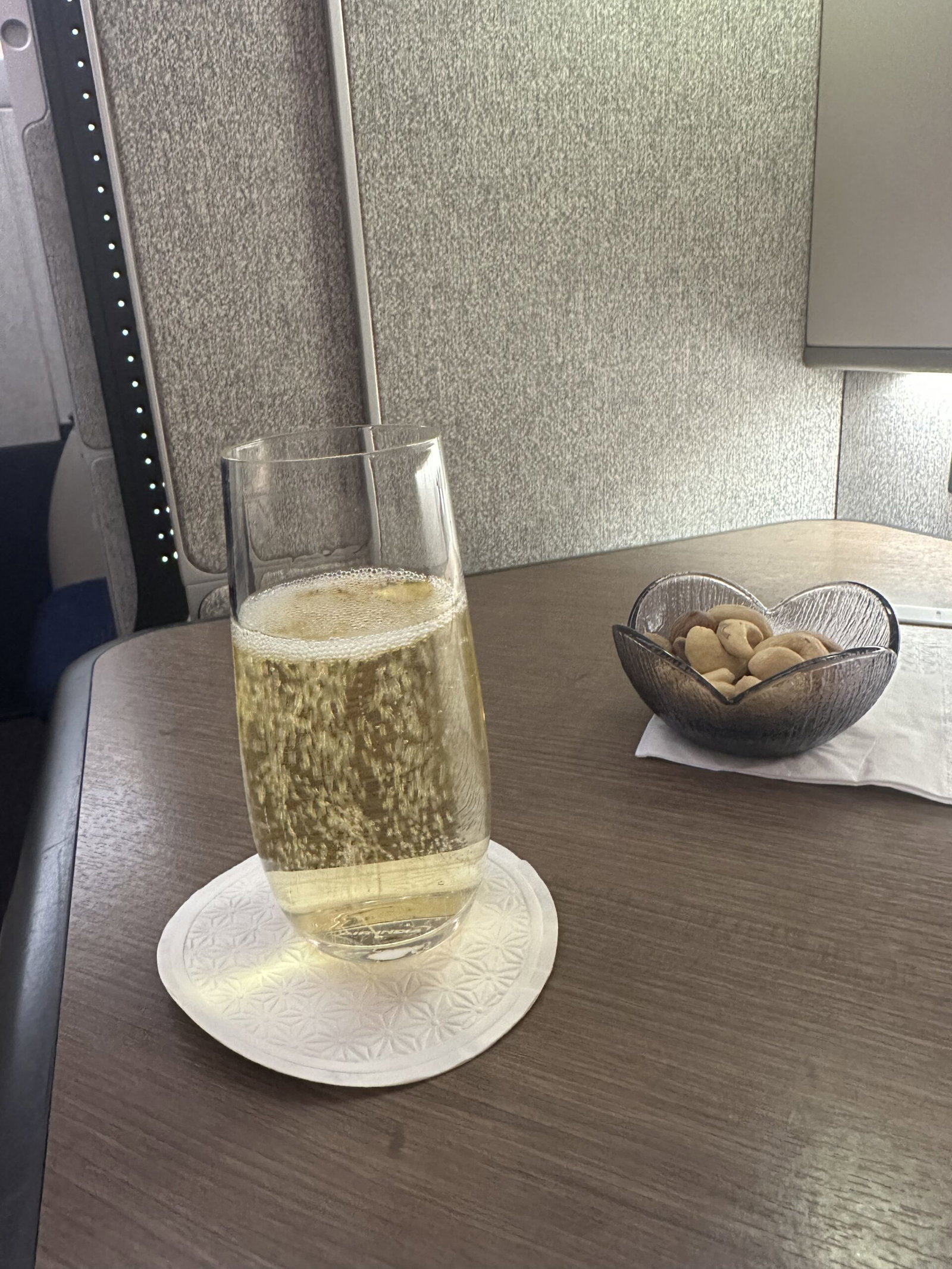 马尼拉机场菲航Mabuhay贵宾室实测:从门口惊艳到Wi-Fi抓狂,我最后宁愿回候机楼坐