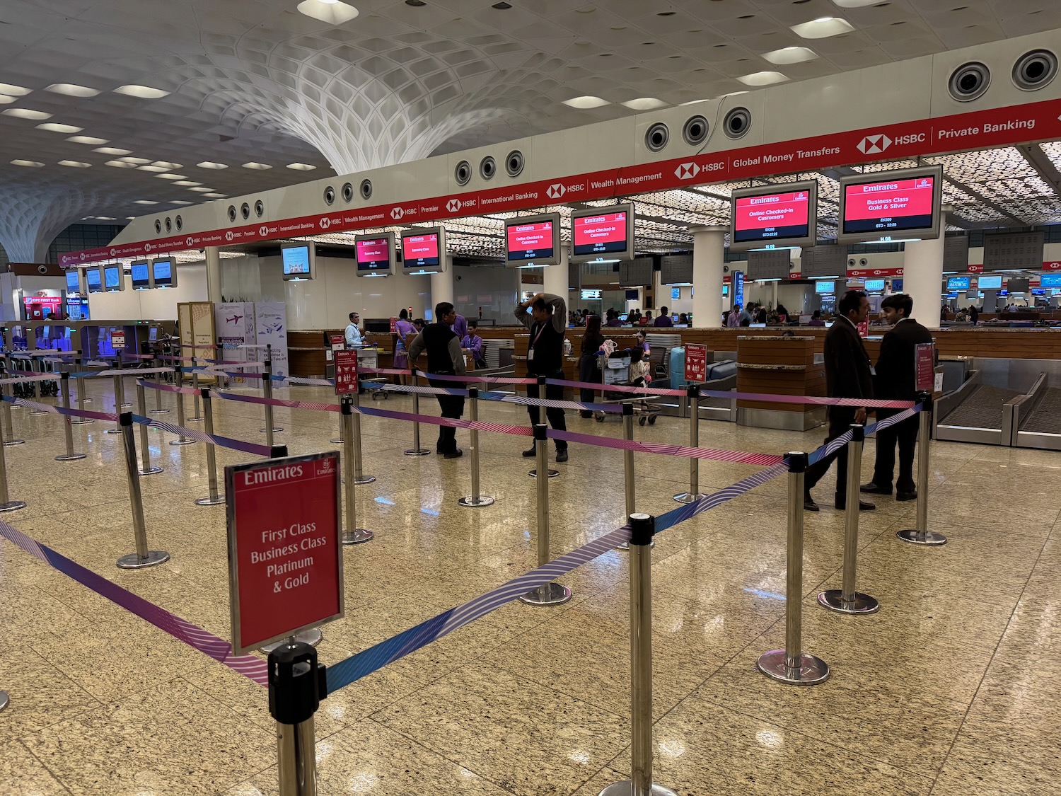 阿联酋A380头等舱实测：三小时孟买飞迪拜，淋浴、早餐与机组服务依然惊艳