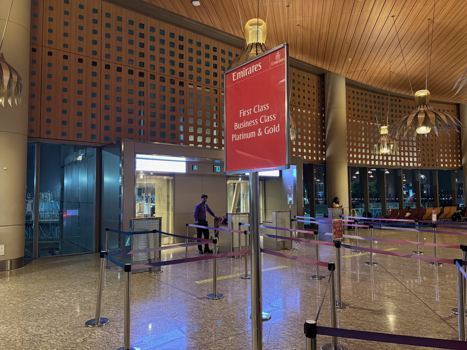 阿联酋A380头等舱实测：三小时孟买飞迪拜，淋浴、早餐与机组服务依然惊艳