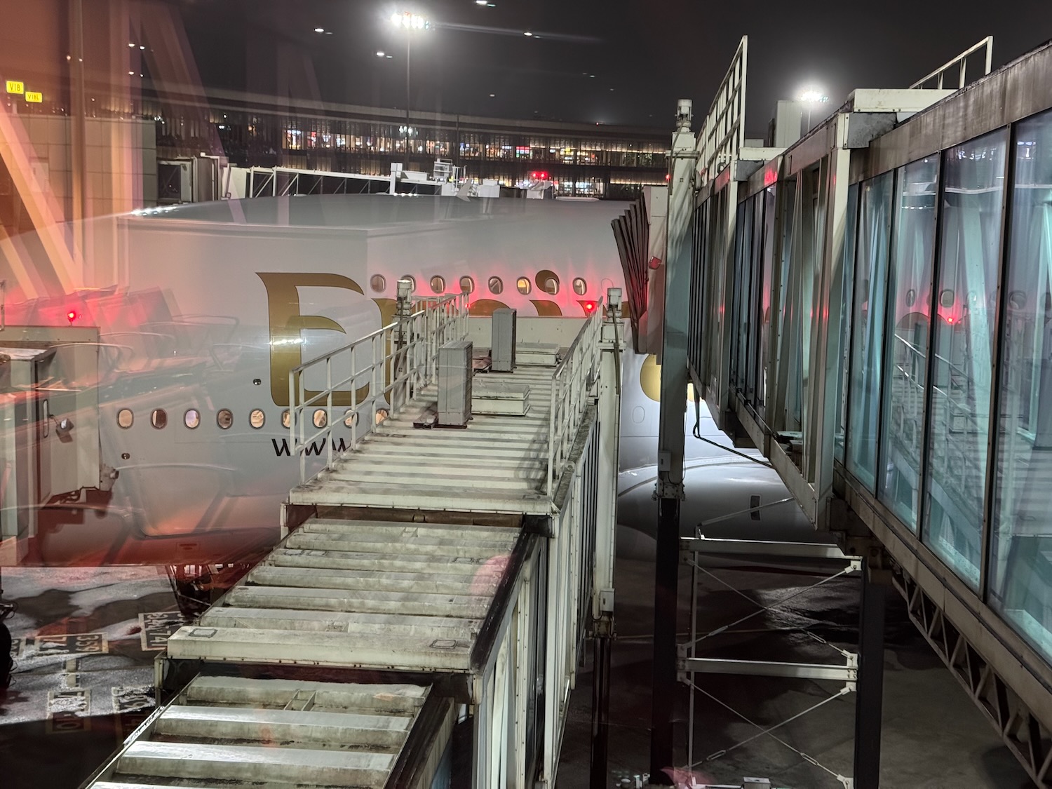 阿联酋A380头等舱实测：三小时孟买飞迪拜，淋浴、早餐与机组服务依然惊艳