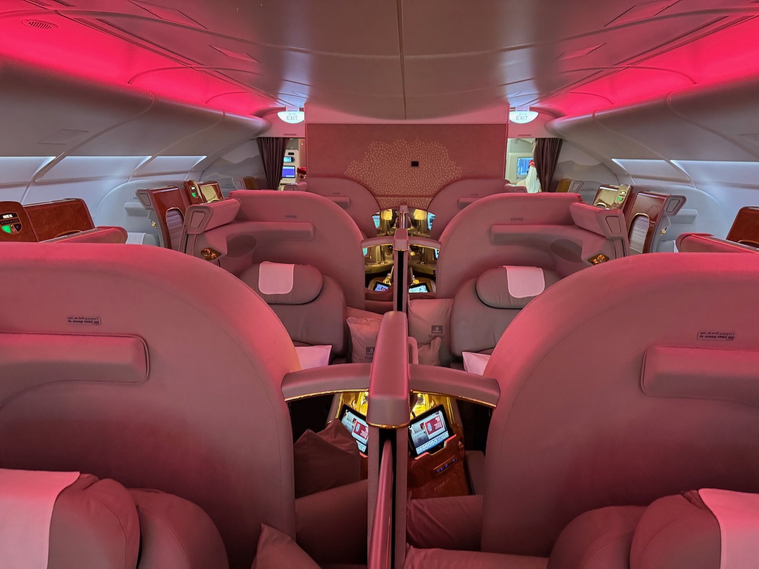 阿联酋A380头等舱实测：三小时孟买飞迪拜，淋浴、早餐与机组服务依然惊艳