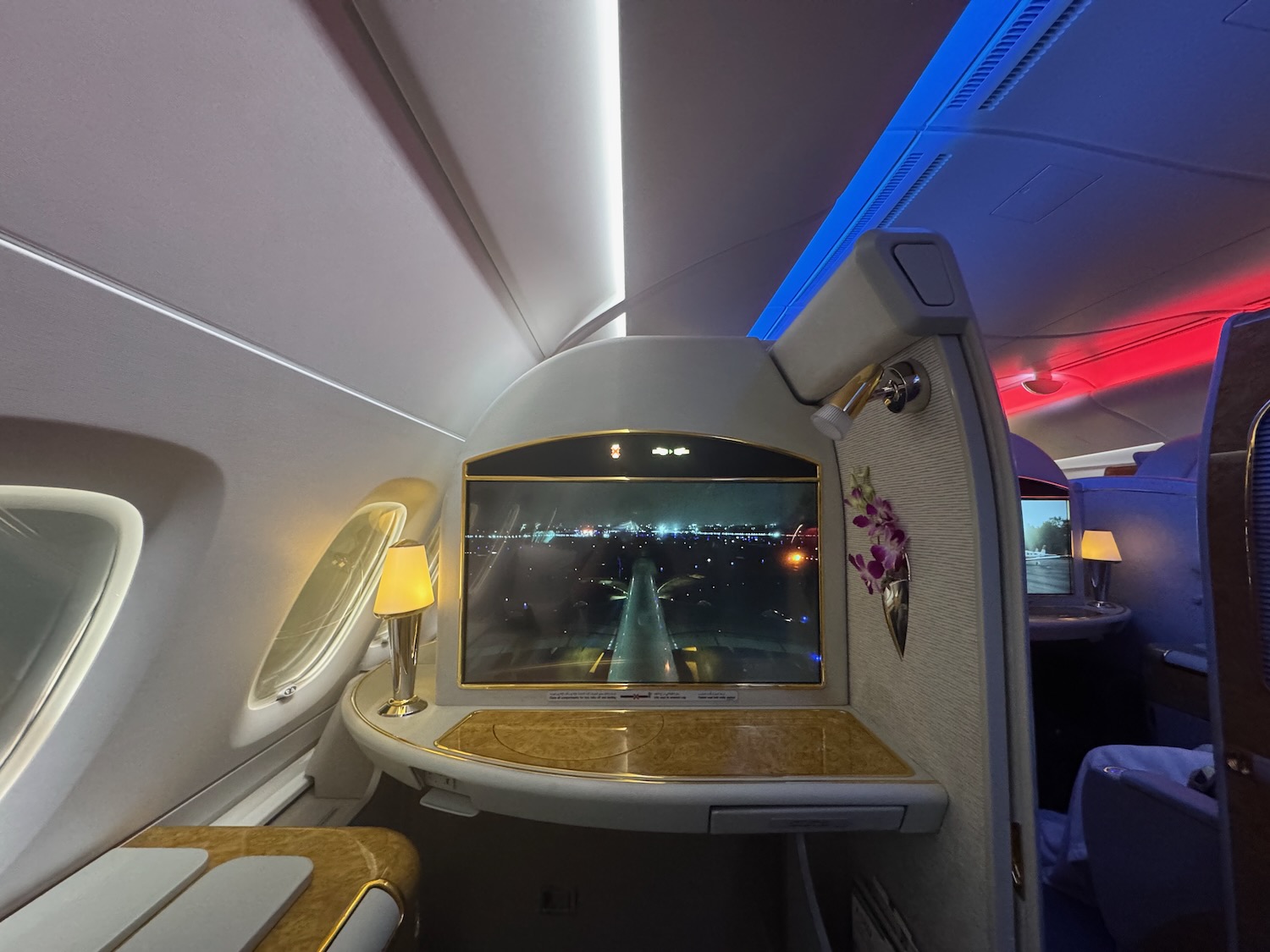 阿联酋A380头等舱实测：三小时孟买飞迪拜，淋浴、早餐与机组服务依然惊艳