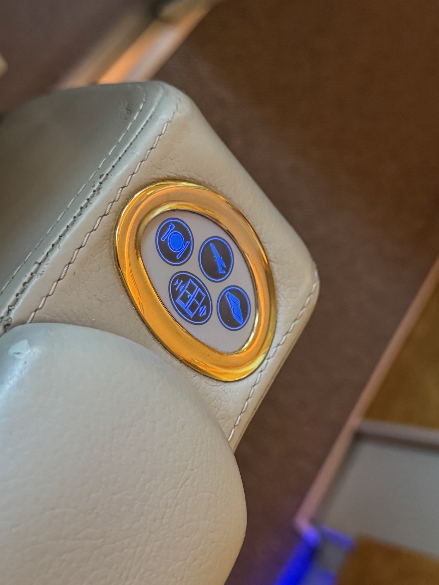 阿联酋A380头等舱实测：三小时孟买飞迪拜，淋浴、早餐与机组服务依然惊艳