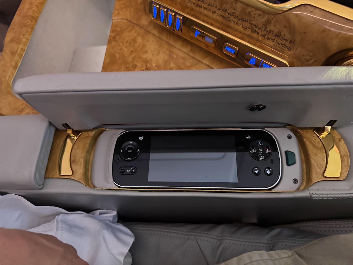 阿联酋A380头等舱实测：三小时孟买飞迪拜，淋浴、早餐与机组服务依然惊艳