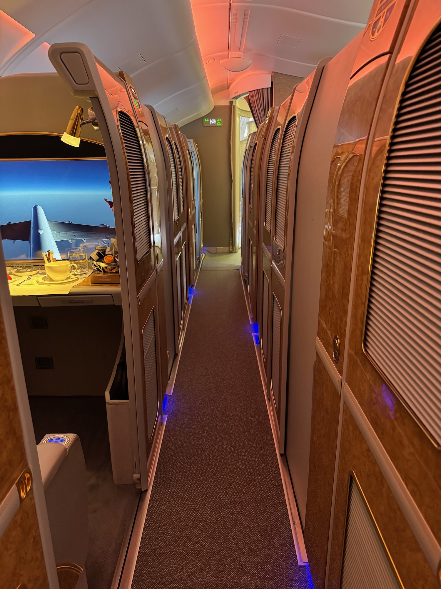 阿联酋A380头等舱实测：三小时孟买飞迪拜，淋浴、早餐与机组服务依然惊艳