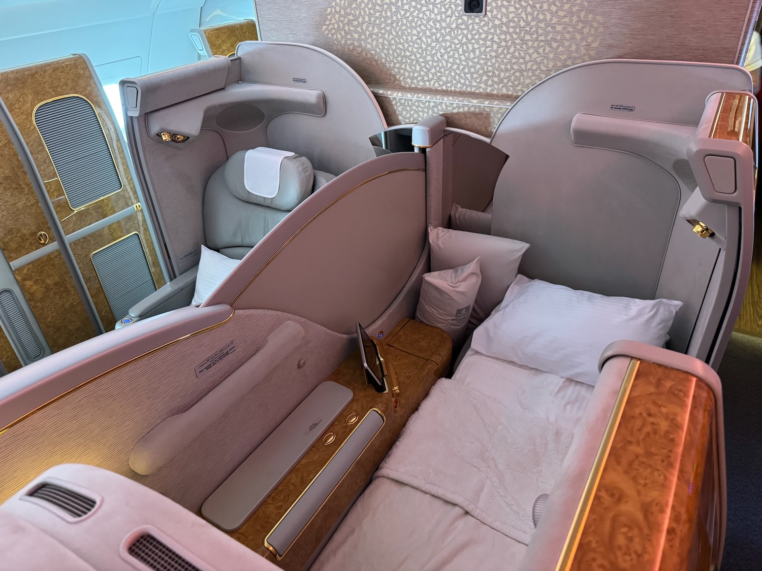 阿联酋A380头等舱实测：三小时孟买飞迪拜，淋浴、早餐与机组服务依然惊艳