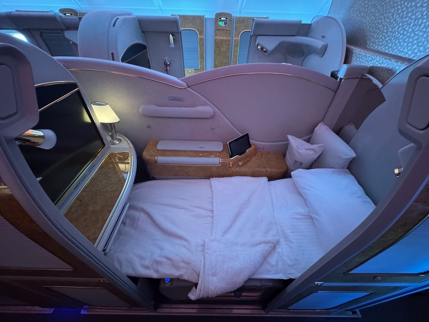阿联酋A380头等舱实测：三小时孟买飞迪拜，淋浴、早餐与机组服务依然惊艳