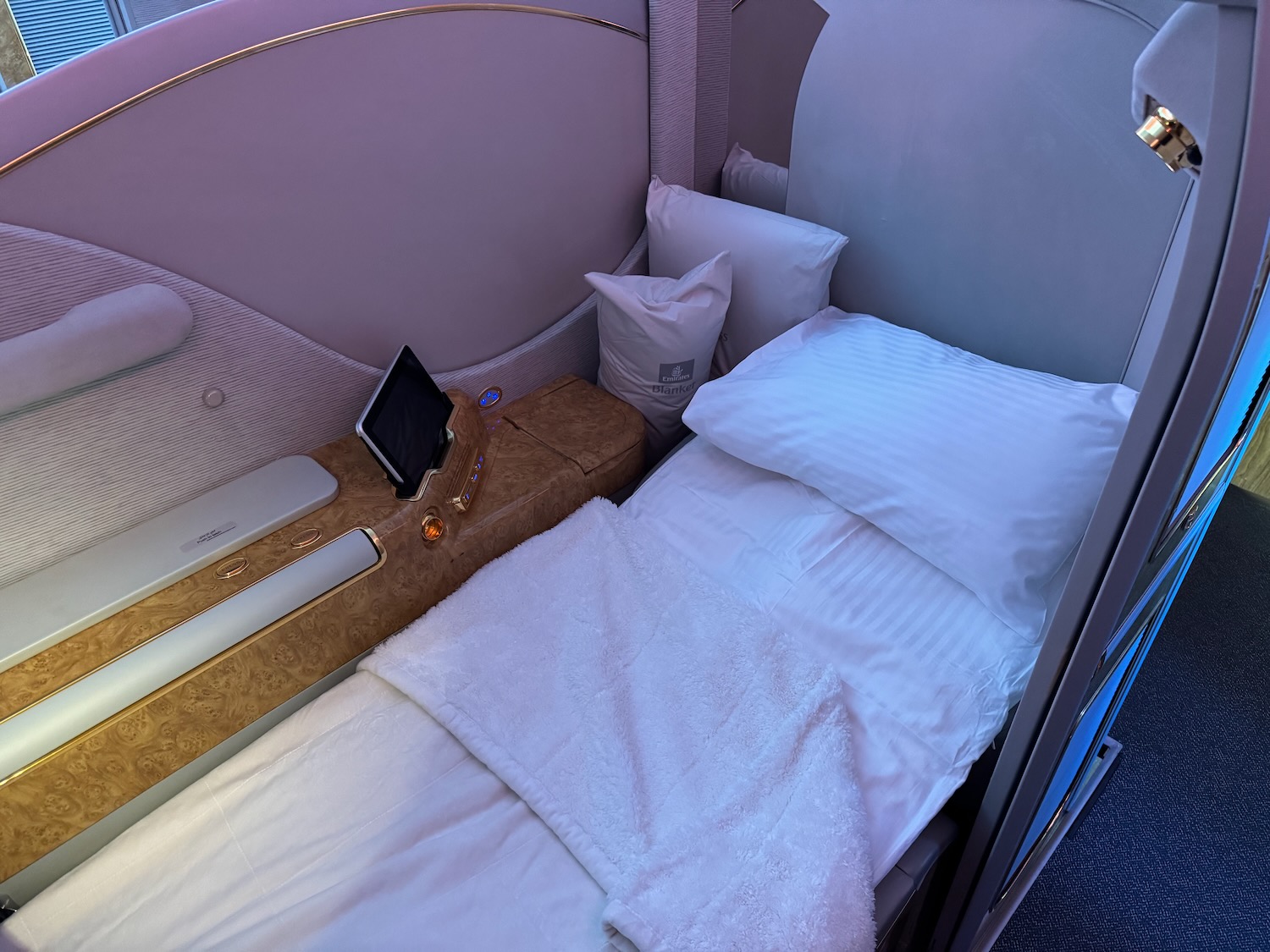 阿联酋A380头等舱实测：三小时孟买飞迪拜，淋浴、早餐与机组服务依然惊艳