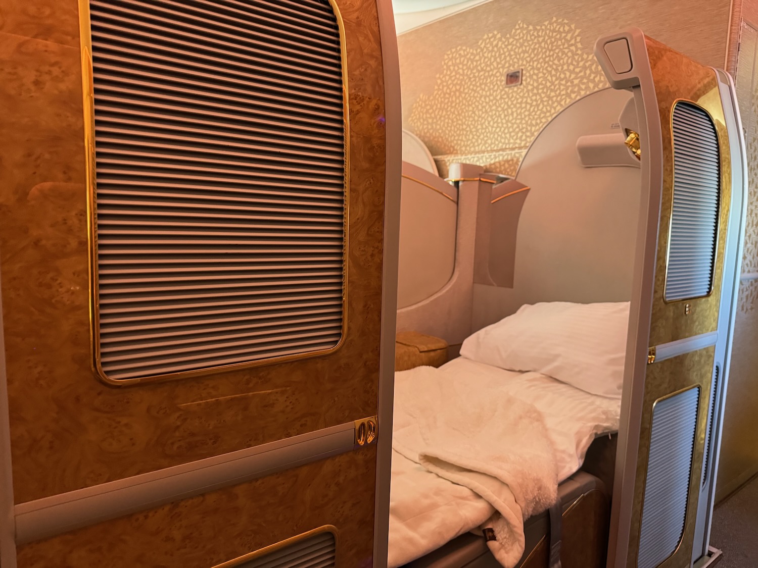 阿联酋A380头等舱实测：三小时孟买飞迪拜，淋浴、早餐与机组服务依然惊艳